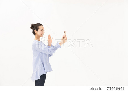 ビデオ通話をする女性 ビデオ通話をする女性 75666961