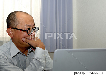 在宅ワークする中年男性 75666994