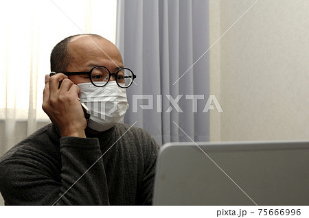 在宅ワークする中年男性 75666996