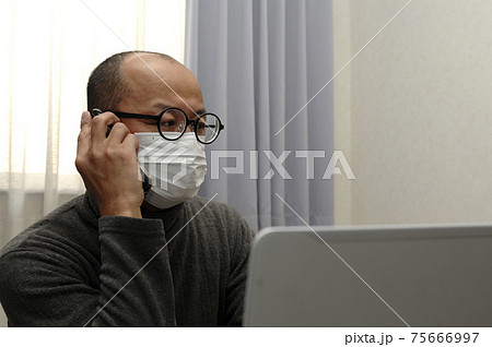 在宅ワークする中年男性 在宅ワークする中年男性 75666997