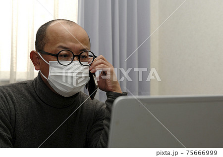 在宅ワークする中年男性 在宅ワークする中年男性 75666999