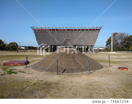 晴天下の池上曽根遺跡 75667256
