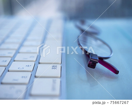 ビジネスイメージ・メガネ・キーボード・時計・女性 75667267