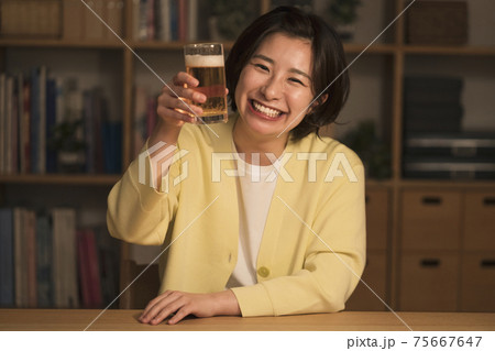 カメラに向かって乾杯する女性 カメラに向かって乾杯する女性 75667647