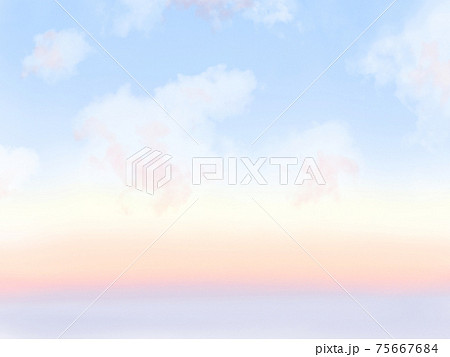 太陽光に染まる雲と空 75667684