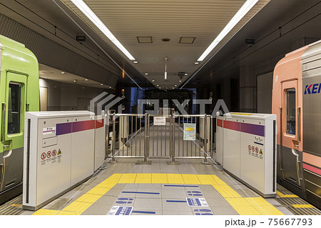 京王電鉄　京王井の頭線　井の頭線 　駅ホーム　ホーム　階段 75667793