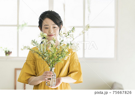コデマリの花瓶を持った若い女性 75667826