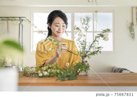 花をいける若い女性 75667831