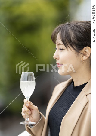 ワイングラスで日本酒を飲む女性　ライフスタイル 75668266