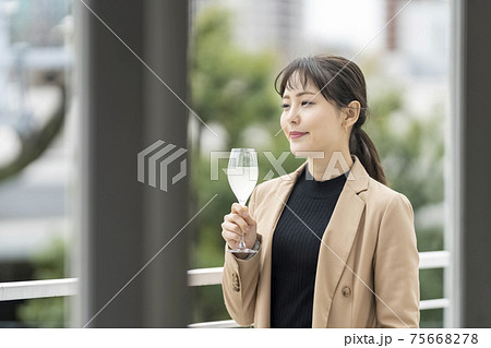 ワイングラスで日本酒を飲む女性　ライフスタイル 75668278