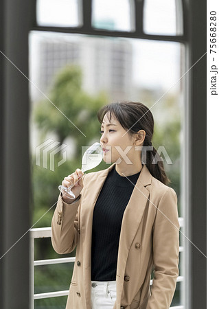 ワイングラスで日本酒を飲む女性　ライフスタイル 75668280