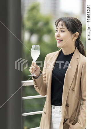 ワイングラスで日本酒を飲む女性 ライフスタイル ワイングラスで日本酒を飲む女性 ライフスタイル 75668284