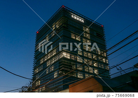東京都港区白金の北里大学北里研究所病院の夜景 75669068