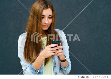 The girl is stuck in the phone 75669961