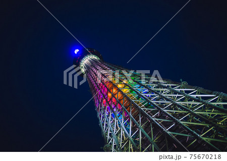 夜空に輝く虹色の東京スカイツリーの写真素材