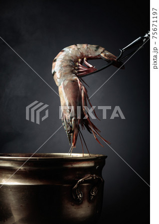 Prawn are placed in an old pot. Prawn are placed in an old pot. 75671197