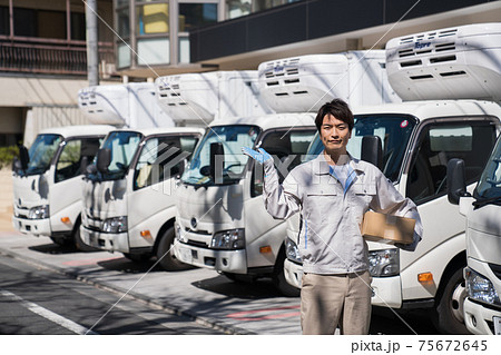 トラックの前でおすすめする作業員 75672645