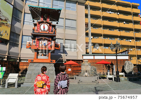 【愛媛県】坊っちゃんカラクリ時計を見るマドンナ（道後温泉） 75674957