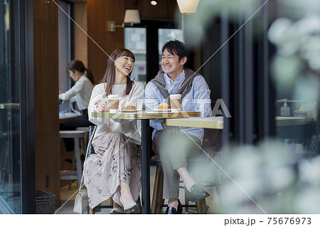 カフェで過ごすミドル夫婦 75676973