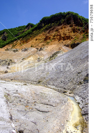 北海道の昭和新山 75679698