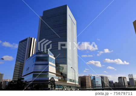 横浜　みなとみらいの都市風景　横浜市役所 75679711