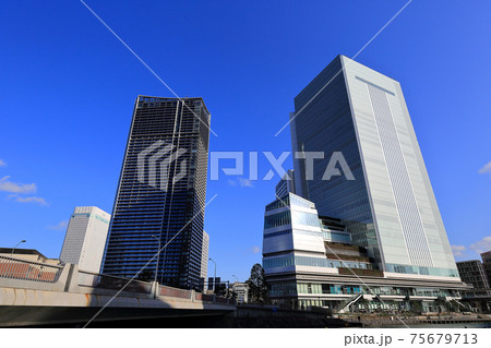横浜　みなとみらいの都市風景　横浜市役所 75679713
