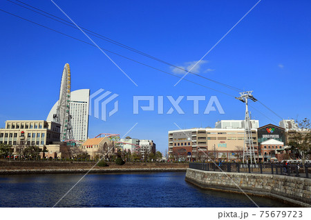 横浜 みなとみらいの都市風景 よこはまコスモワールドとワールドポーターズの写真素材