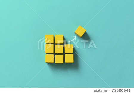 ブロックで表現されるビジネス素材。ジャンプ、ステップアップ、顕著な、アイデアなど 75680941