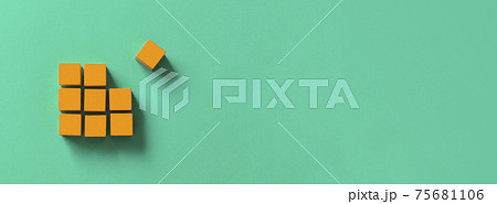 木製のブロックで表現するビジネス素材。ジャンプアップ、船出、出発、考えなど 75681106