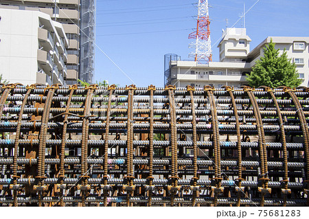 構造物の要、鉄筋駕籠と都市風景 構造物の要、鉄筋駕籠と都市風景 75681283