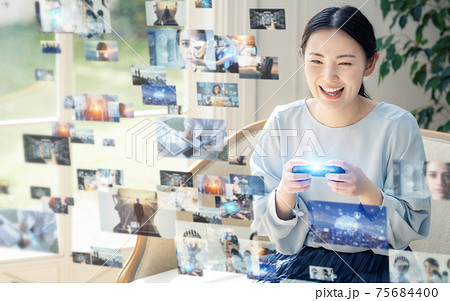 ゲームをする女性　立体映像　VR 75684400