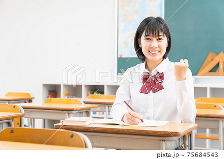 勉強する女の子　制服 75684543
