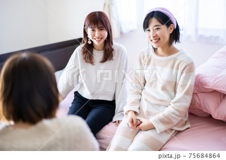 部屋着でくつろぐ若い女性 75684864