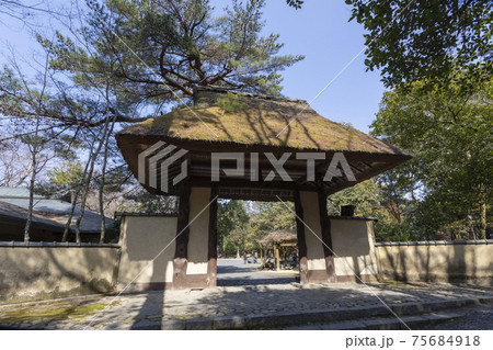 俳聖殿の茅葺の門 75684918