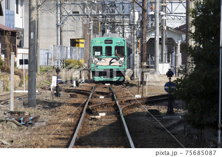 伊賀鉄道の列車と線路 75685087