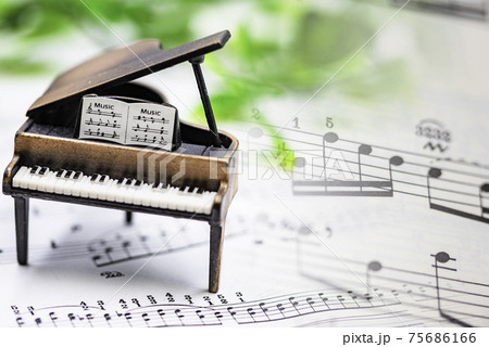 グランドピアノ　白背景　楽譜イメージ　室内スタジオ撮影 75686166