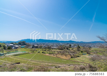 奈良県 山辺の道から見た金剛山 右遠景 と大和葛城山 中央遠景 と二上山 右遠景 の写真素材