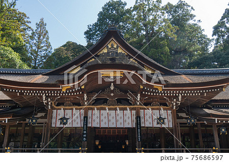 大神神社の本堂（奈良県・山辺の道） 75686597