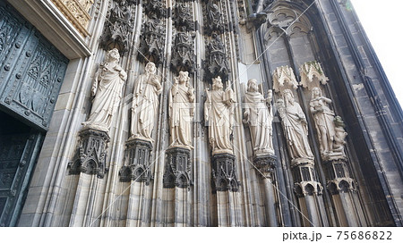 ケルン大聖堂、正面入口の石像の写真素材 [75686822] - PIXTA