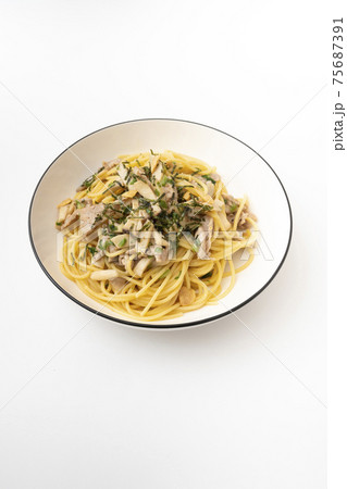 エリンギと豚肉の和風ガーリックパスタ エリンギと豚肉の和風ガーリックパスタ 75687391