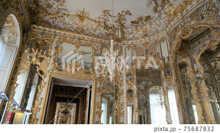 ミュンヘン レジデンツ内 金の装飾と鏡の反射が無限に広がる 鏡のキャビネットの間 の写真素材