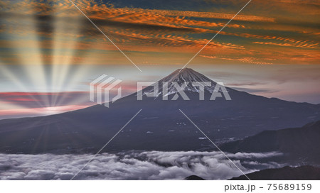 富士山の夕景と太陽光線合成 富士山の夕景と太陽光線合成 75689159
