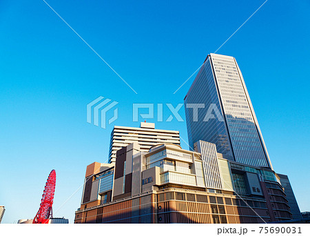 夕方の大阪梅田 HEP FIVE観覧車と阪急百貨店（梅田阪急ビル） 75690031