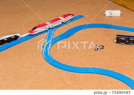 電車のおもちゃ 75690485