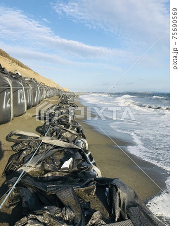 海岸に置かれたフレコン 海岸に置かれたフレコン 75690569