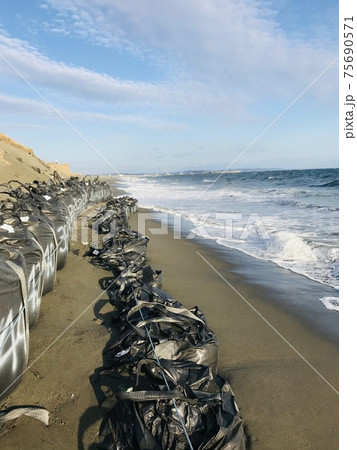 海岸に置かれたフレコン 海岸に置かれたフレコン 75690571