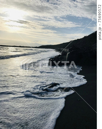 海岸に置かれたフレコン 75690572