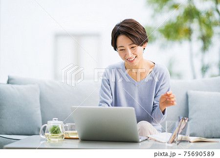 テレワーク　女性 75690589