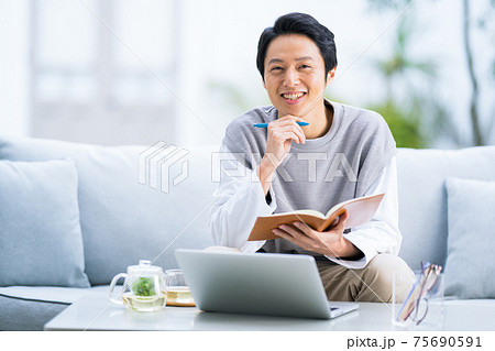 テレワーク　男性 75690591