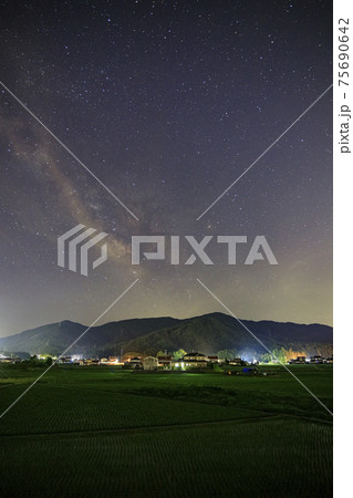 初夏の星景色 山里の水田に流れる天の川 初夏の星景色 山里の水田に流れる天の川 75690642